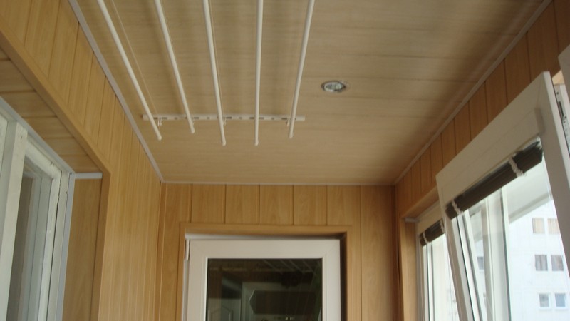 потолок на балконе из пластиковых панелей фото