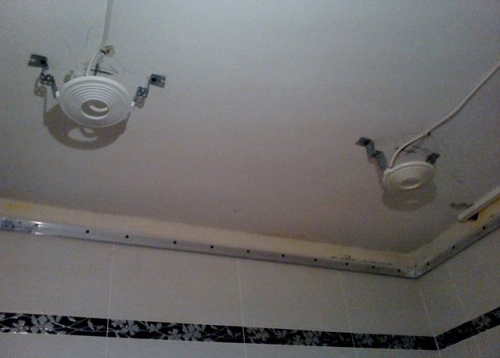 монтаж люстры на натяжной потолок своими руками фото