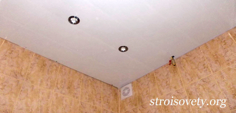 Как сделать потолок в ванной из пластиковых панелей ПВХ?