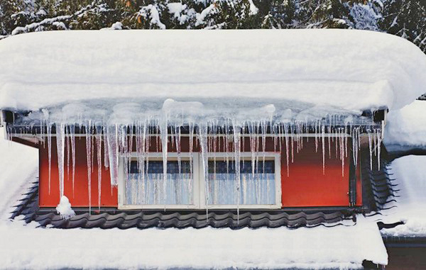 как защитить крышу от снега и сосулек