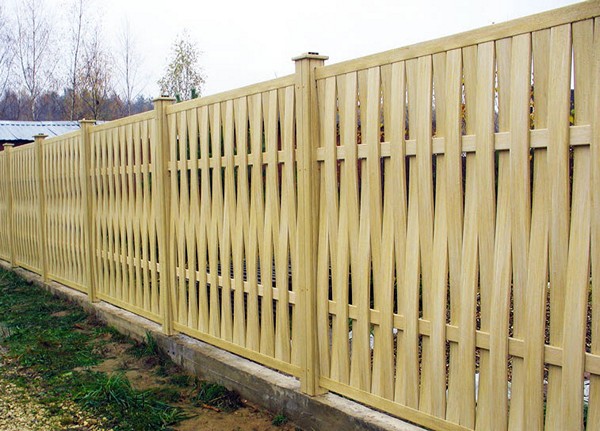 деревянный плетеный забор фото