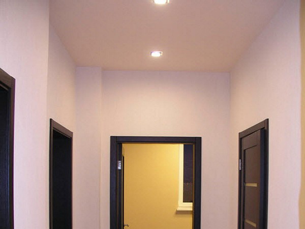 одноуровневый потолок в коридоре фото