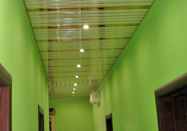 реечный подвесной потолок в коридоре фото