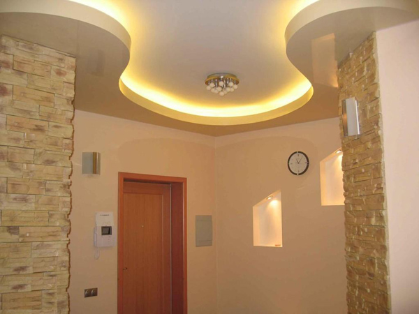 комбинированный потолок в коридоре фото