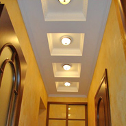 Оформление потолка в коридоре - фото интерьеров
