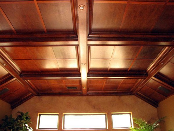отделка потолка в деревянном доме