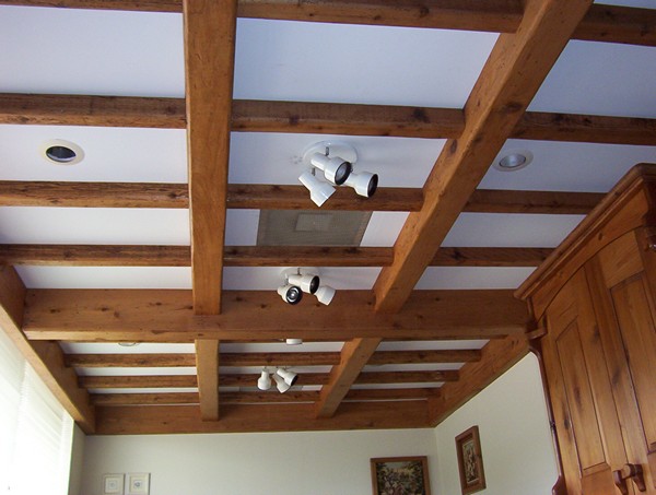 балки на потолке в интерьере фото