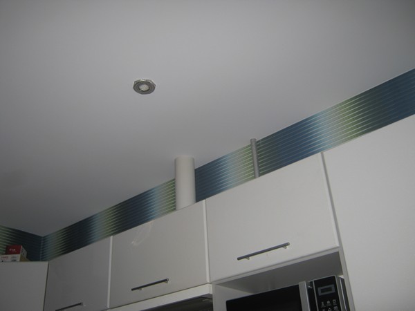 тканевый натяжной потолок на кухне фото