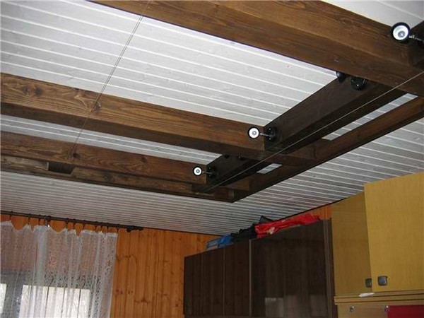потолок из деревянных реек фото