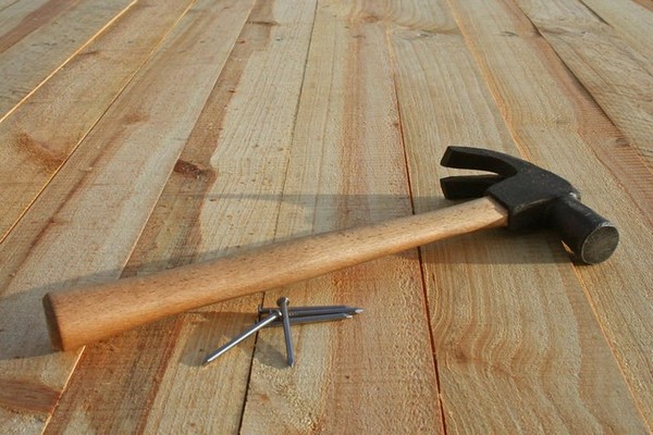 как устранить скрип деревянного пола