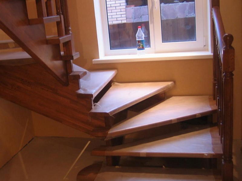 г образная лестница с забежными ступенями фото