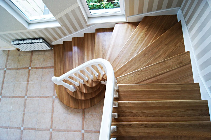 лестница с забежными ступенями фото