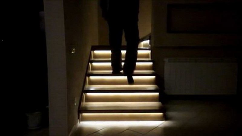 подсветка лестницы с датчиком движения фото