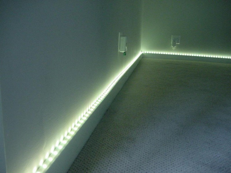 Плинтус с подсветкой: интересный способ декора комнаты